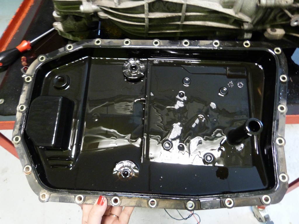 BMW 320d 2009 stará olejová vaňa s integrovaným filtrom na automatickú prevodovku počas výmeny oleja a filtra