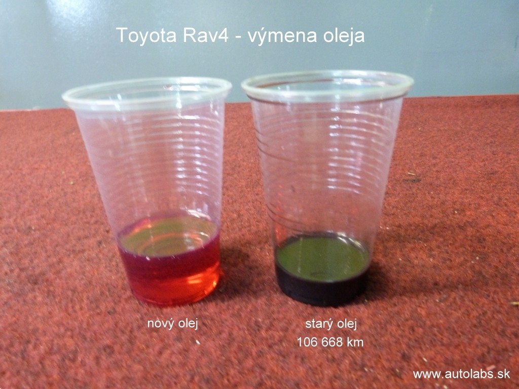 výmena oleja Toyota Rav4 2004 porovnanie starého a nového prevodového oleja